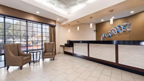 a lobby with a bar with chairs and windows at Best Western Plus Heritage Inn Rancho Cucamonga/Ontario in Rancho Cucamonga