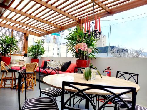 een eetkamer met tafels, stoelen en planten bij ANA FRANK Boutique Hotel in Lima