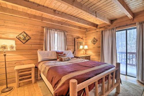En eller flere senger på et rom på Cozy Alpine Lake Cabin with Pool and Lake Access!