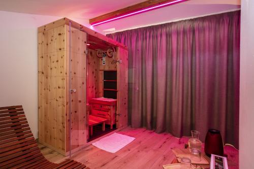 a room with a pink curtain and a table at Agriturismo Pisani in Brez