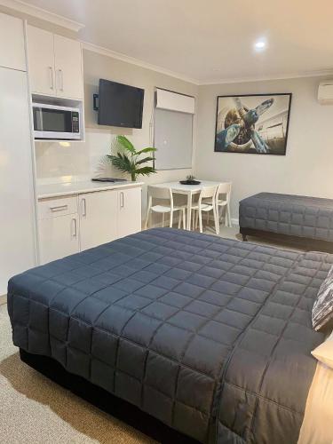 Ένα ή περισσότερα κρεβάτια σε δωμάτιο στο Estelle Kramer Motel