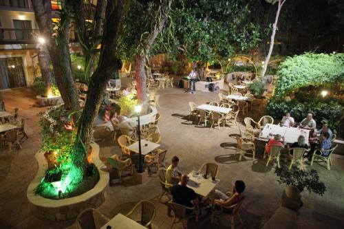 an overhead view of a restaurant with people sitting at tables at Hotel Baviera in Cala Ratjada