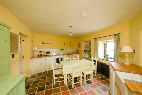 uma cozinha com mesa e cadeiras num quarto em Castletown Round House em Celbridge