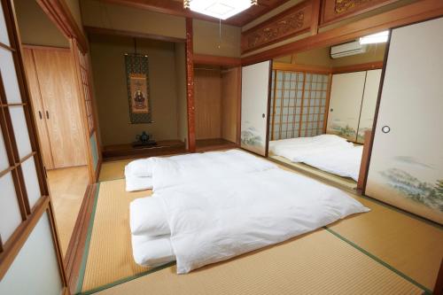 um quarto com duas camas e um espelho em Cyclist inn Hachikakuno / Vacation STAY 78852 em Shimosato