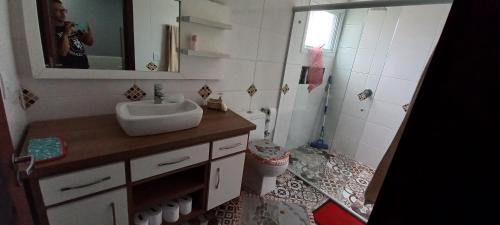 Kúpeľňa v ubytovaní Casa confortável com piscina
