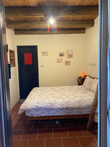 a bedroom with a bed in a room at Relaxing INN Backpackers Warehouse in Jinning