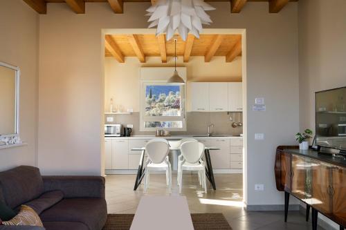 Foto Casa con ampio terrazzo, vista lago e giardino 1