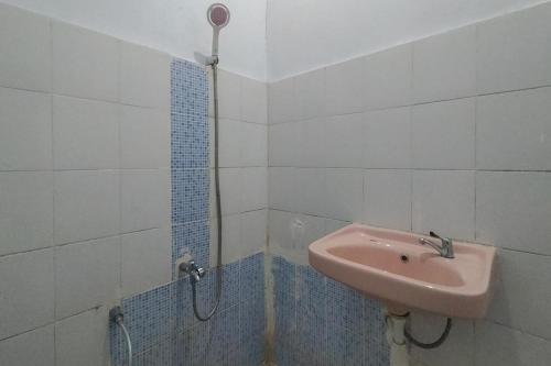 Ванная комната в Fauziah Hotel Syariah Kendari