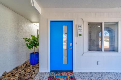 Premier Host Villa-Heated Pool, Golf, Mayo Clinic في فينكس: باب أزرق على منزل به نباتات الفخار
