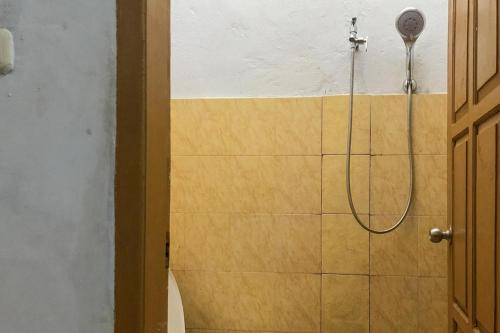 Ein Badezimmer in der Unterkunft RedDoorz Syariah At Hotel Baruga Bonerate Selayar