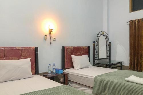 Un pat sau paturi într-o cameră la RedDoorz Syariah At Hotel Baruga Bonerate Selayar