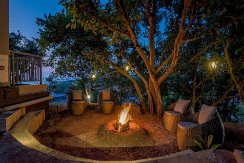 Сад в SaffronStays Hillside Harriers, Lonavala - A Frame chalets with bathtub for couples