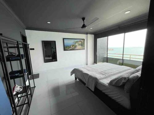 - une chambre avec un lit et une grande fenêtre dans l'établissement The Arena Tanjung Tuan Port Dickson, à Port Dickson