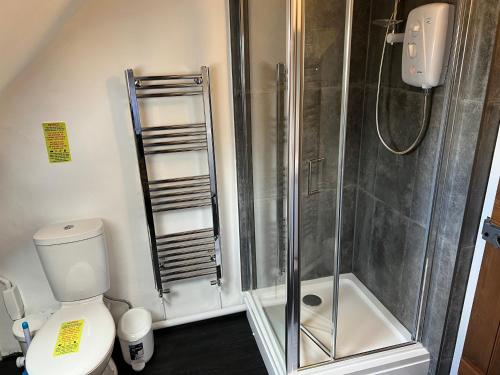 a bathroom with a shower and a toilet at Siam cottage guesthouse over 300 years old with Thai restaurant in Moreton in Marsh