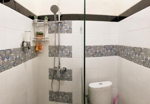 a bathroom with a shower with a toilet at The Safa Baiti Guest House Syariah in Rampal