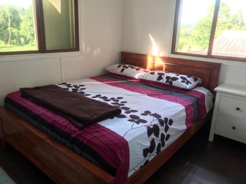 sypialnia z łóżkiem z 2 poduszkami w obiekcie Noungan Farm Homestay w mieście Penampang