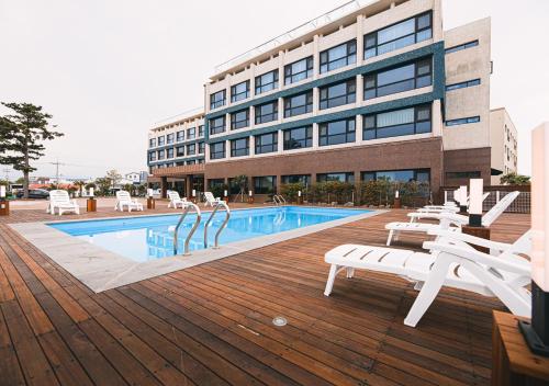 The swimming pool at or close to Hotel Sweet Castle Jeju Hamdeok