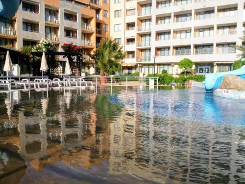 una piscina en el medio de un edificio con un tobogán de agua en Apartment in Trakia Plaza, en Sunny Beach