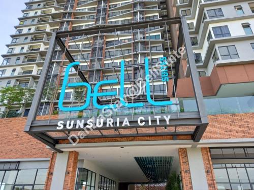 un cartello hotel sulla parte anteriore di un edificio di DanZaStay@BellSuite a Sepang