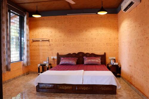 ein Schlafzimmer mit einem großen Bett in einem Zimmer in der Unterkunft amee's retreat in Diveagar