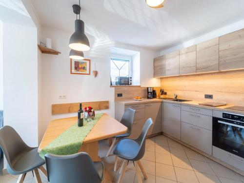 A kitchen or kitchenette at Beautiful two-room apartment in Hollersbach