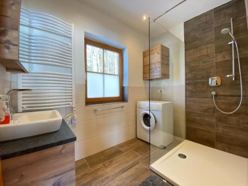 łazienka z umywalką i pralką w obiekcie holiday home Kathrin, St Koloman w mieście Grubach