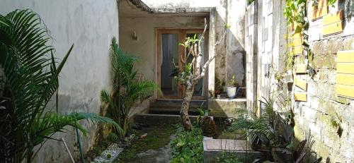 una entrada a un edificio con escaleras y una puerta en Suburdi Guest House en Mujur