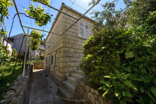 un edificio de ladrillo con escaleras que conducen a él en Apartment Pavlina, en Dubrovnik
