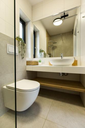 a bathroom with a toilet and a sink at Słoneczne Zacisze Las obok Zatora in Las