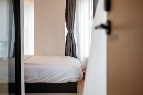 a bedroom with a bed and a window at Dayin Youth Hostel - East Nanjing Road & People's Square & The Bund -Large Social Area -Bar -Café -Gym -Free Laundry Luggage Storage -24H Front Desk -English Service in Shanghai