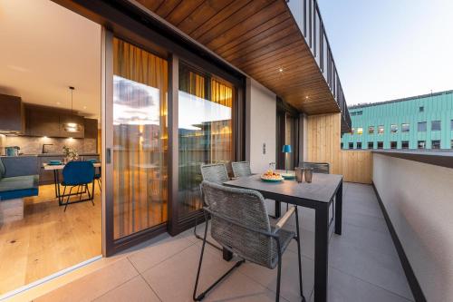 a kitchen and dining room with a table and chairs at Rienz Alpine City Lofts in Brunico