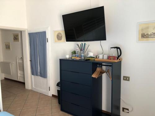 een tv op een dressoir in een kamer bij Camera San Jacopo in Altopascio