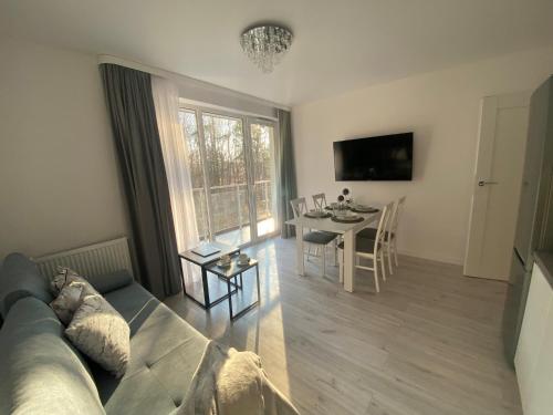 Μια τηλεόραση ή/και κέντρο ψυχαγωγίας στο Porta Mare Apartamenty Słoneczne Tarasy