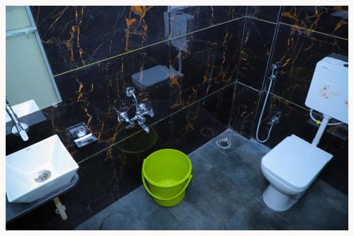 Kylpyhuone majoituspaikassa Sai Siddhigiri Villa