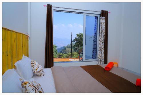 Кровать или кровати в номере Sai Siddhigiri Villa