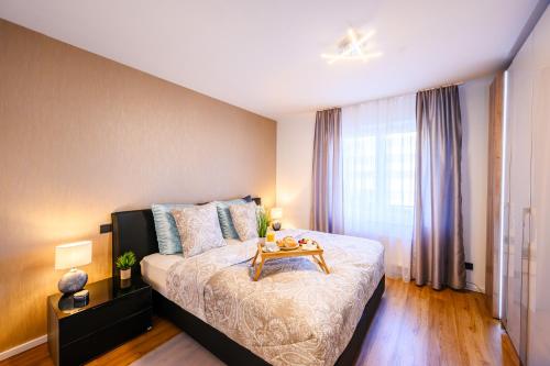 een slaapkamer met een bed met een tafel erop bij Komfort Deluxe in Ludwigshafen am Rhein