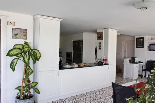 ein Wohnzimmer mit weißen Wänden und einer Theke in der Unterkunft Lara Ilica Hotel in Cesme