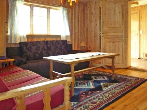 uma sala de estar com uma mesa e um sofá em Apartment STRYN II em Stryn