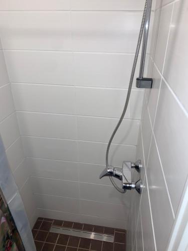 eine Dusche mit Duschkopf im Bad in der Unterkunft Delta 9 -two big beds in Tartu