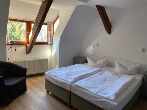 Postel nebo postele na pokoji v ubytování Norddeutscher Hof