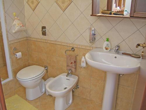 bagno con servizi igienici e lavandino di Appartamento Girasole a Lampedusa