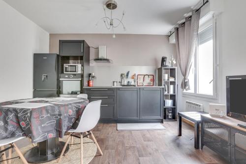 une cuisine avec une table et des chaises dans une pièce dans l'établissement L'Amarillo, à Nancy