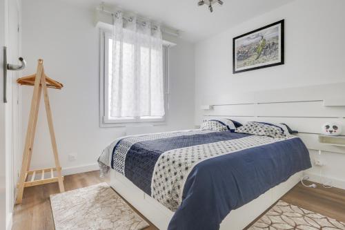 une chambre blanche avec un lit et une fenêtre dans l'établissement L'Amarillo, à Nancy