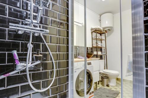 une salle de bain avec douche et toilettes dans l'établissement L'Amarillo, à Nancy