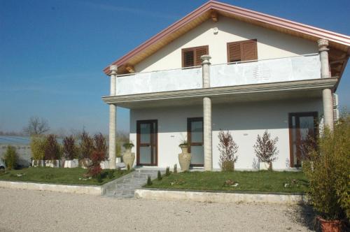 a white house with a red roof at B&B Desea in Poggiomarino