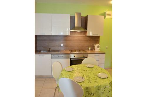 una cocina con una mesa con un mantel amarillo. en Apartment Anita Novalja, en Novalja