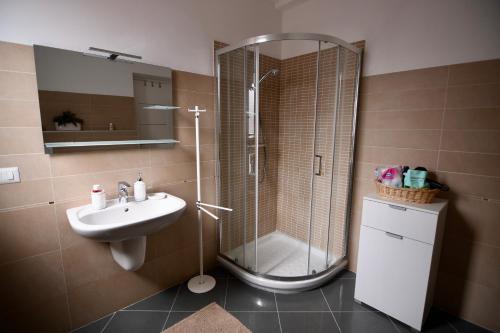 W łazience znajduje się prysznic i umywalka. w obiekcie Patty & Bleto House w mieście Bellano