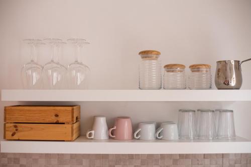 Příslušenství pro přípravu čaje a kávy v ubytování Apartman Kutak Višegrad