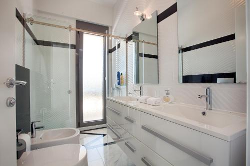 Kúpeľňa v ubytovaní Villa White Pearl