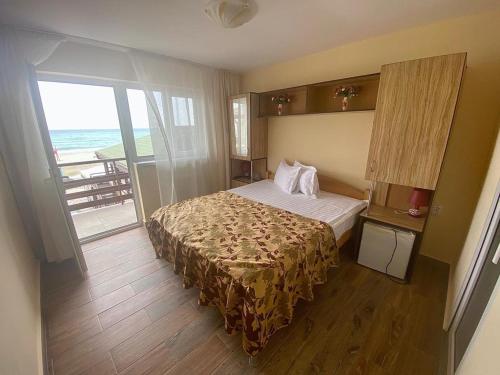 una camera con letto e balcone di Hotel Sunset Beach Vama Veche a Vama Veche